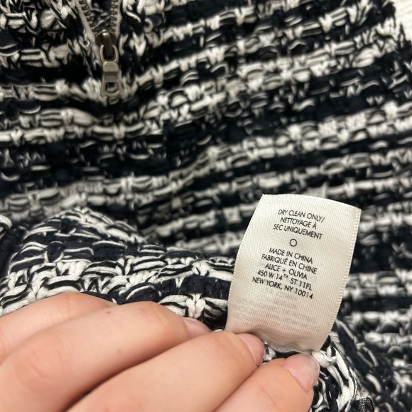 ALICE + OLIVIA " Reva Textured Stitch Shell" small - Picture 5 of 7